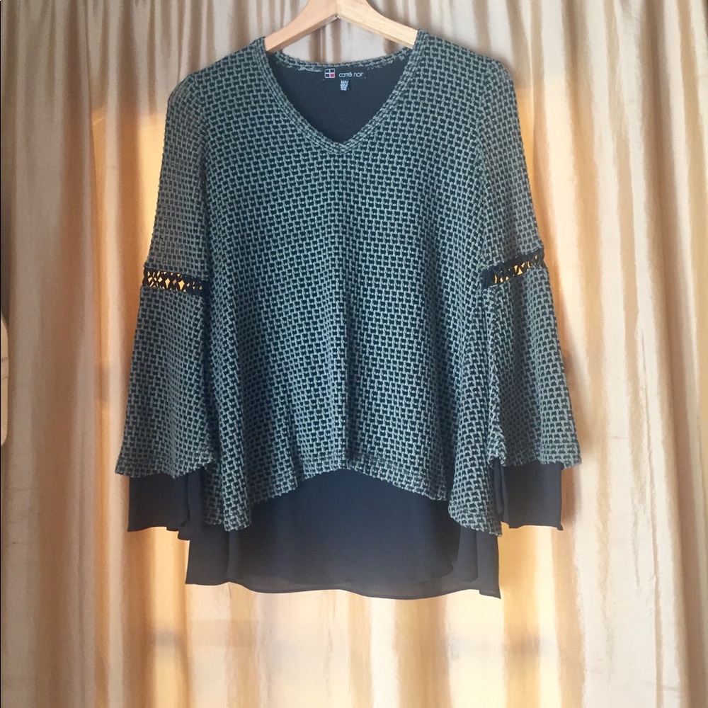 🌺2 for $50 Deal🌺. Beautiful spring/fall blouse